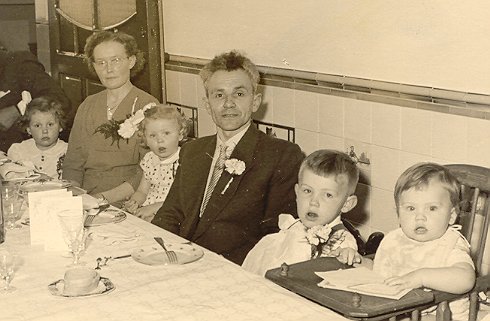 trouw Martina, groepsfoto 1956: tiny,ma,tina,pa,rinus,jan