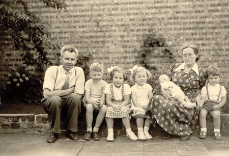 groepsfoto 1957: pa,rinus,tiny,tina,corina op schoot,ma,jan
