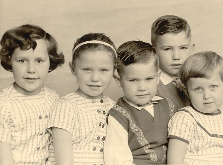 groepsfoto 1960, vlnr tiny,tina,jan,rinus,corina
