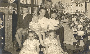 groepsfoto 1961, vlnr vooraan tiny,tina, 
	achteraan rinus,corina,ma,pa,jan