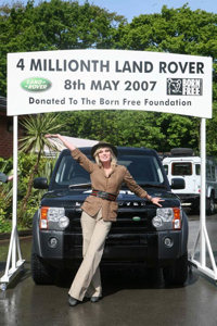 Joanna Lumley met de 4 miljoenste Land Rover