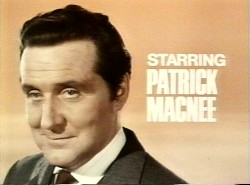 Starring Patrick Macnee in de openingscredits