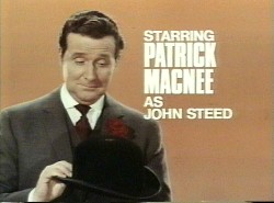 Starring Patrick Macnee as John Steed in de eindcredits