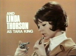 ...and Linda Thorson as Tara King in de eindcredits