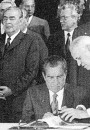 Richard Nixon (zittend) en Leonid Brezhnev (links achter) ondertekenen het SALT I verdrag
