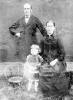 Leo Thomaes met zijn eerste echtgenote Marie-Eugenie Van Cauwenberghe en zoontje Jozef, circa 1886