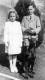 1947: plechtige communie, met zus Mimi, eerste communicante, en Arja, de legendarische dobermann 