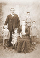 Oom Leo & tante Irma,(St-Blasius-Boekel) en (vlnr): neefJulien, nicht Martha, en de neefjes Jozef & Victor jr