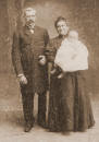 Wellicht de eerste foto van ons vader, in de armen van zijn moeder, geflankeerd door een trotse vader, vermoedelijk eind 1908.