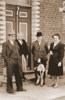 1950, voor de ouderlijke woning in St-M-Horebeke: kleine broer Jacques met zijn ouders op bezoek bij 'grandpa & grandma'