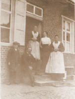 Voor het grootouderlijk hof, ca 1908: de tantes Emma & Sulma (met witte schort), zittend vader Victor, en links neef Victor, de 101-jarige in spe ..