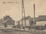 Het station met rechts op de achtergrond de olieslagerij van Alidor Roelens. Het huis er tussenin was Café des Voyageurs bij Pieter Decroos.