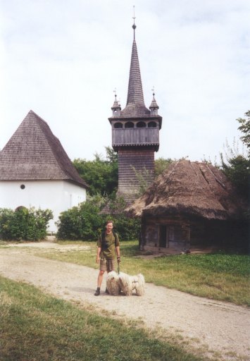 Oude, houten kerktoren zonder kerk.