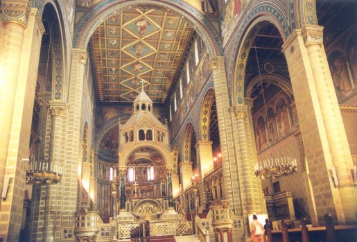 Het prachtige interieur van de Sint-Petersdom.