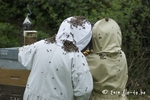 Les apiculteurs couverts d'abeilles